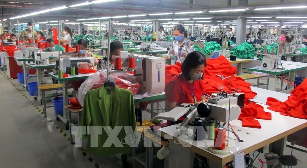 Công nhân Nhà máy may xuất khẩu Sơn Hà (thị xã Bỉm Sơn) bị giảm thu nhập do công ty thiếu đơn hàng. Ảnh: Nguyễn Nam - TTXVN