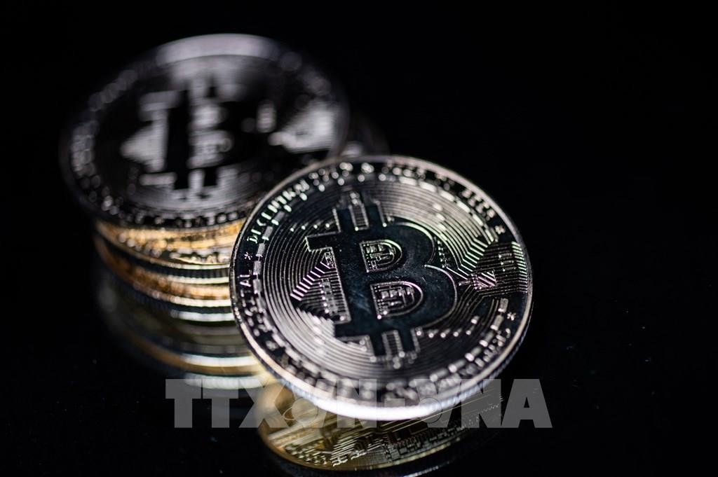 Hình ảnh mô phỏng đồng Bitcoin tại Paris, Pháp ngày 26/4/2021. Ảnh: AFP/TTXVN