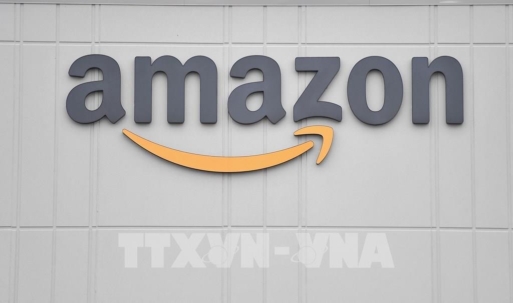 Biểu tượng của “Gã khổng lồ bán lẻ” Amazon tại một trung tâm phân phối ở New York, Mỹ. Ảnh: AFP/TTXVN