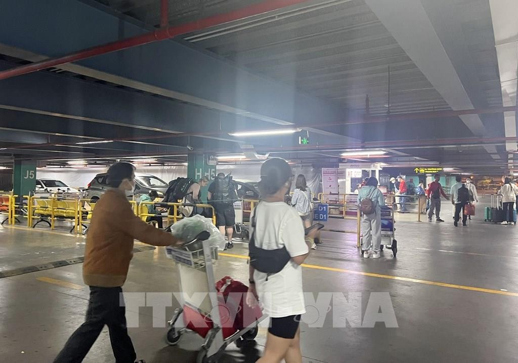 Hành khách ra khu vực đón xe công nghệ tại sân bay Tân Sơn Nhất. Ảnh: Tiến Lực - TTXVN