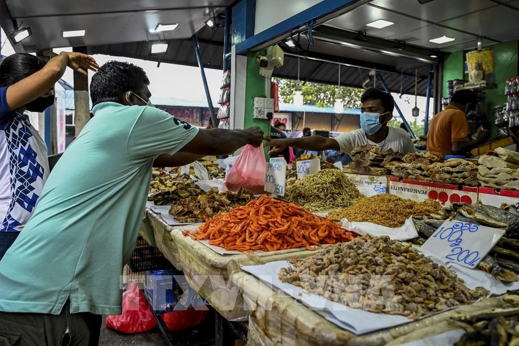 Người dân mua hàng tại một khu chợ ở Colombo, Sri Lanka. Ảnh: AFP/TTXVN