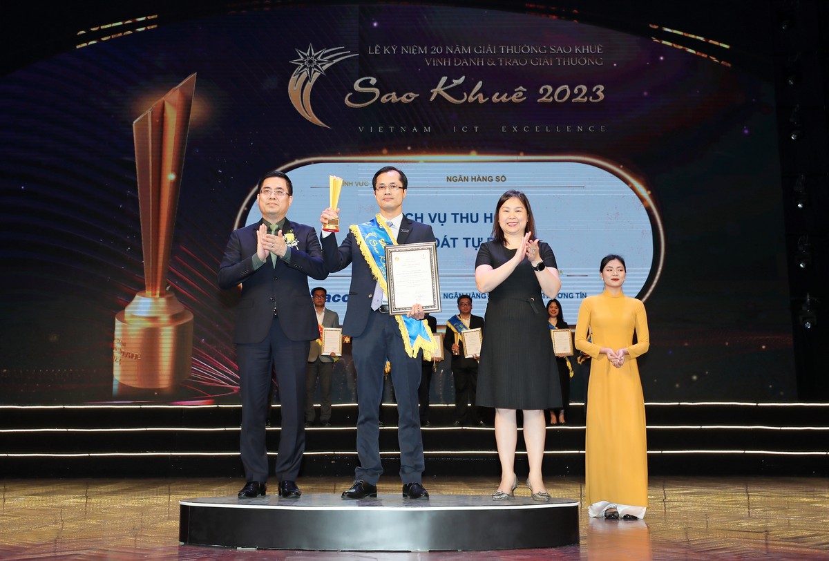 Đại diện Sacombank, ông Trần Minh Hoàng – Giám đốc Trung tâm phát triển sản phẩm Doanh nghiệp nhận Giải thưởng Sao Khuê 2023
