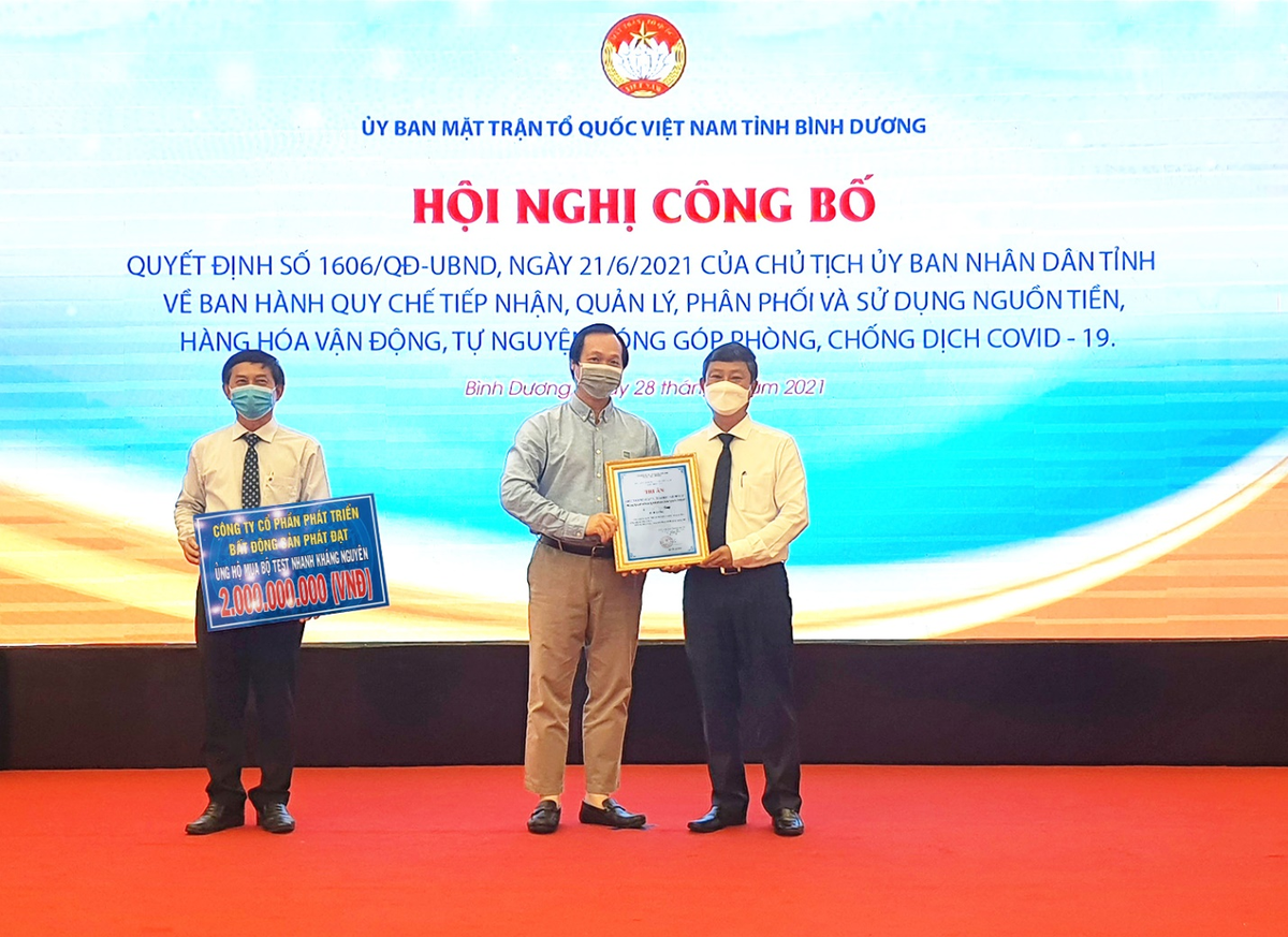Ông Bùi Quang Anh Vũ – Tổng Giám đốc Phát Đạt nhận bằng khen từ UB MTTQ VN tỉnh Bình Dương.