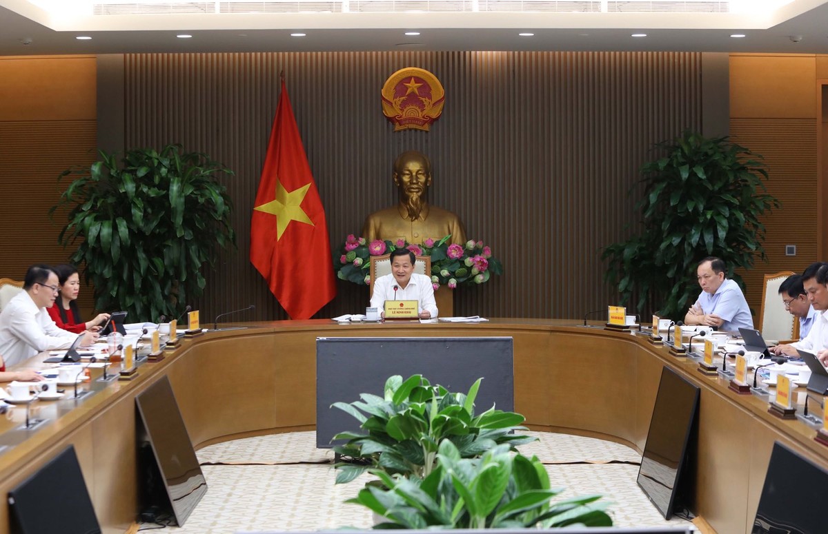 Phó Thủ tướng Chính phủ Lê Minh Khái chủ trì cuộc họp với các bộ ngành và một số ngân hàng thương mại nhà nước về các giải pháp nâng cao khả năng tiếp cận vốn và giảm lãi suất. Ảnh VGP/Quang Thương