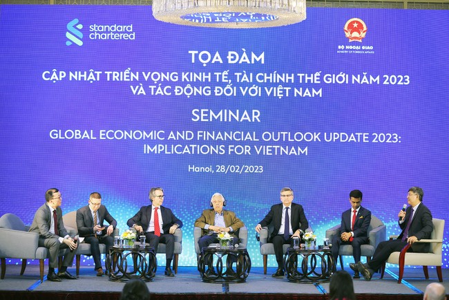 Standard Chartered: Kinh tế Việt Nam vẫn tăng trưởng, nhưng cần thận trọng hơn ảnh 1
